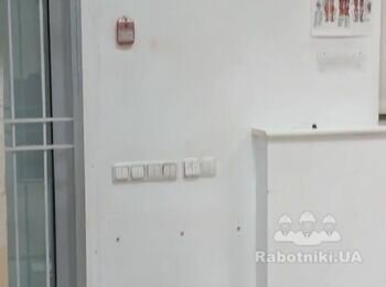 Фарбування стін у білий колір, замазування дир