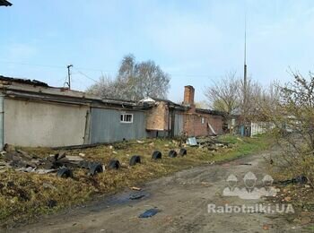 Уборка мусора с крыши гаражей