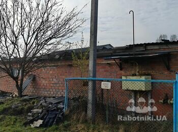 Уборка мусора с крыши гаражей