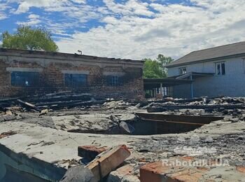 Уборка мусора с крыши гаражей