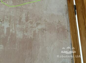Розчистити пустоти та зашпаклювати, можливо гіпсом примикання на вікна
