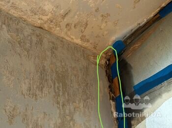 Розчистити пустоти та зашпаклювати, можливо гіпсом примикання на вікна