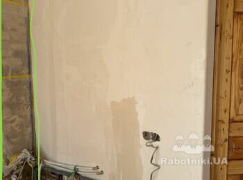 Розчистити пустоти та зашпаклювати, можливо гіпсом примикання на вікна