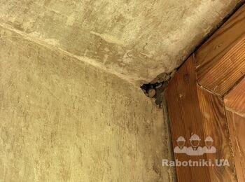 Розчистити пустоти та зашпаклювати, можливо гіпсом примикання на вікна