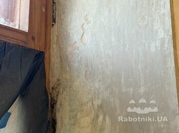 Розчистити пустоти та зашпаклювати, можливо гіпсом примикання на вікна