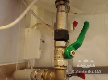 Тече труба під бойлером, не тримає кран зелена ручка