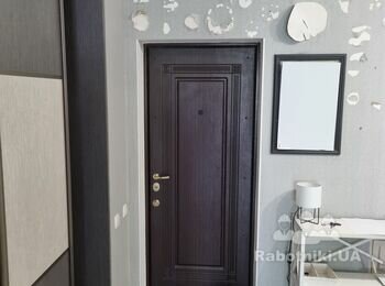 Переклеїти шпалери в коридорі