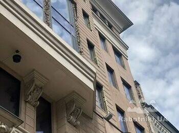 Фасадні висотні роботи на мотузках Відновлення фасаду в центрі Києва