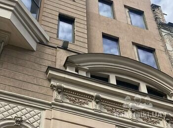Фасадні висотні роботи на мотузках Відновлення фасаду в центрі Києва