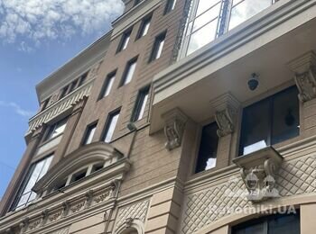 Фасадні висотні роботи на мотузках Відновлення фасаду в центрі Києва