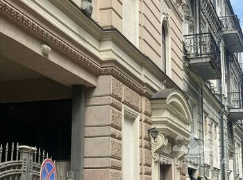 Фасадні висотні роботи на мотузках Відновлення фасаду в центрі Києва