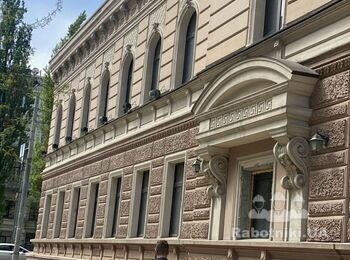 Фасадні висотні роботи на мотузках Відновлення фасаду в центрі Києва