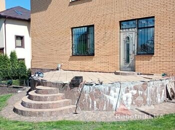 Террасу біля дому