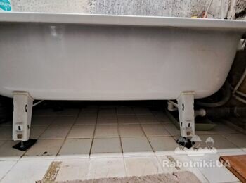 Уложить плитку на пол и стены ванной комнаты