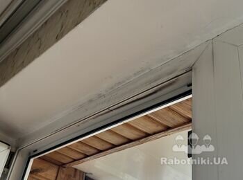 Нужны откосы, обновить потолок и поклеить обои