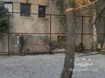 Установка поребрика под клумбы