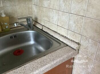 Заміна плінтуса кухоної стільниці