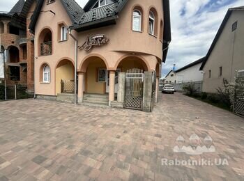 Обкласти забор каменем і плюс сітка