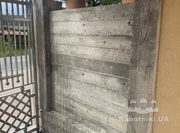 Обкласти забор каменем і плюс сітка