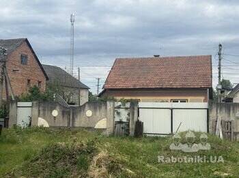 Обкласти забор каменем і плюс сітка