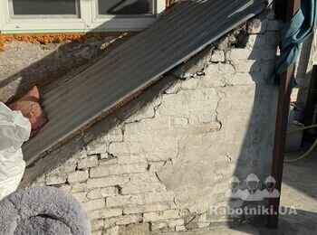 Подготовка и укладка тротуарной плитки возле ворот перед въездом в дом