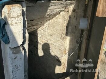 Подготовка и укладка тротуарной плитки возле ворот перед въездом в дом