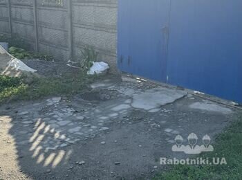 Подготовка и укладка тротуарной плитки возле ворот перед въездом в дом