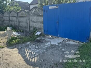 Подготовка и укладка тротуарной плитки возле ворот перед въездом в дом