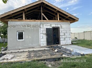 Кладка газобетонних блоків на двох фронтонах ЖБ