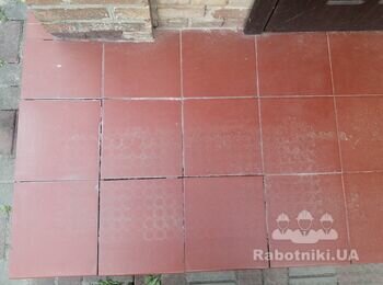 Часткове перекладання плитки на порожку житлового будинка