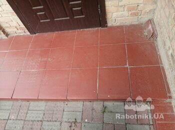 Часткове перекладання плитки на порожку житлового будинка