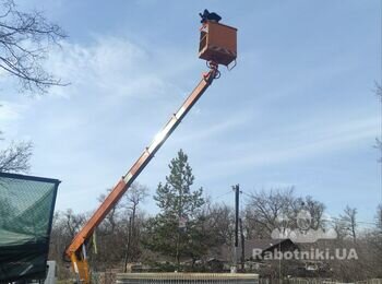 Залити чотири бетонні стакани з анкерними пристроями
