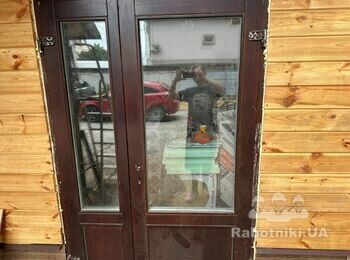 Ремонт євродверей (дерев'яні вхідні двері зі склопакетами)