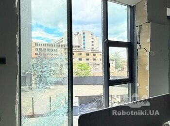 Відновлювальні роботи в офісі після пошкодження