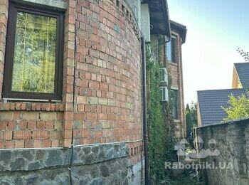 Фасад приватного будинку з травертину