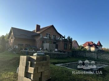 Фасад приватного будинку з травертину