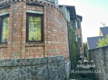 Фасад приватного будинку з травертину