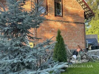 Фасад приватного будинку з травертину