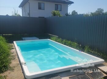 Підготовка та встановлення терасної дошки біля басейну