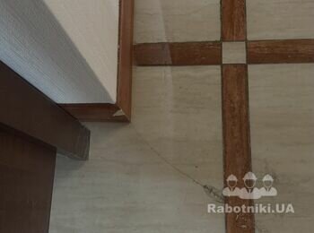 Часткова укладка плитки в місці, де була стіна