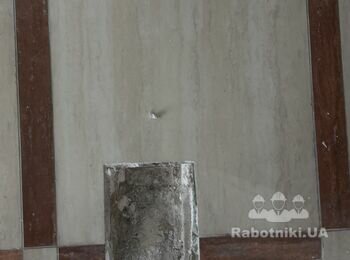 Часткова укладка плитки в місці, де була стіна