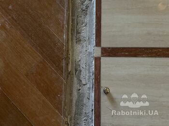 Часткова укладка плитки в місці, де була стіна
