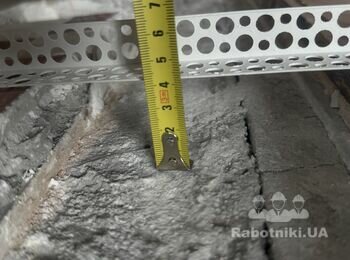 Часткова укладка плитки в місці, де була стіна