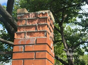 Встановлення кирпичних стовпчиків для паркану і демонтаж старих
