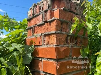 Встановлення кирпичних стовпчиків для паркану і демонтаж старих