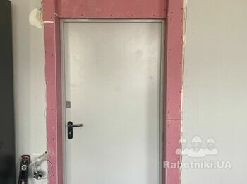 Шпатлювання та фарбування дверних відкосів