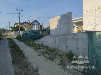 Підготовка литих бетонних ділянок забору перед монтажом забору