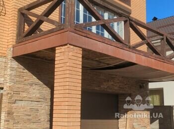 Изготовить и смонтировать деревянные перила на открытой терассе