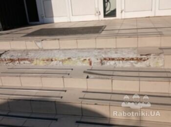 Заміна плитки на сходах магазину