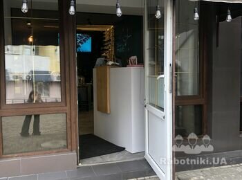 Демонтаж старих дверей на нові
